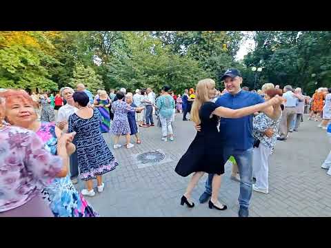Видео: 6.09.25г... "Не старят Женщину года"... звучит на Танцполе в Гомельском парке... 