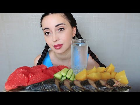 Видео: МЫ ОБЯЗАНЫ УСТУПАТЬ МЕСТО В АВТОБУСЕ ?? / Рыба Mukbang Ayka Emilly