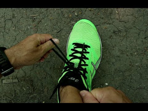 Видео: КАК ЗАВЯЗЫВАТЬ ШНУРКИ, чтобы они не развязывались ВО ВРЕМЯ БЕГА. КАК ЗАФИКСИРОВАТЬ ПЯТКУ  ШНУРОВКОЙ