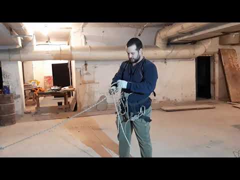 Видео: 5. Спуск по веревке при помощи восьмерки или мам, смотри я без рук.