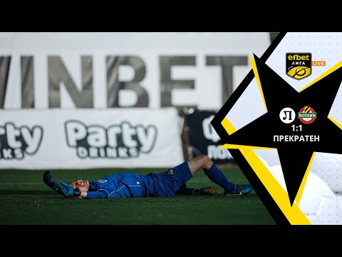 Видео: Грозни сцени прекратиха дербито на Пловдив — удар в главата на Наумов спря срещата