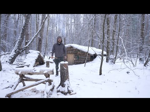 Видео: большой снегопад в огромной землянке, гости в зимовье, новая печь-землянка