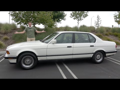 Видео: BMW 750iL был флагманским люксовым седаном BMW на V12 30 лет назад