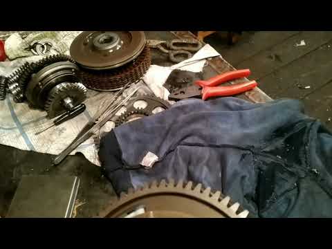 Видео: Suzuki RF 600/ RF 900. Устраняем  причину грохота  двигателя на холостых, у мотоцикла. (Часть 1)