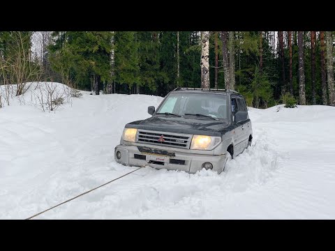 Видео: Нива и Pajero Pinin рубимся в последнем глубоком снегу