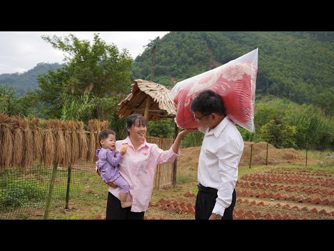 Видео: Мать-одиночка была в шоке, когда генеральный директор Мань прислал ей теплое одеяло, наполненное люб