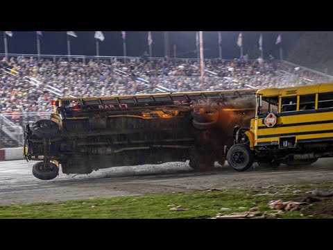 Видео: Rockford Speedway — 17.09.2022 — Гонки на школьных автобусах в форме восьмёрки — Ночь острых ощущ...