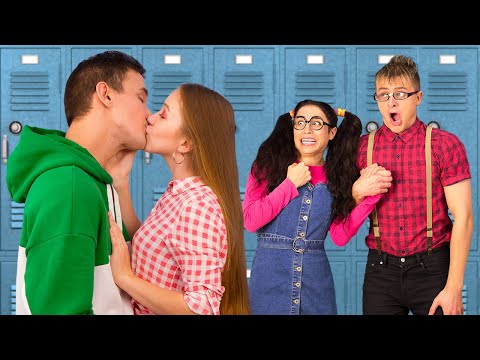 Видео: СМЕШНЫЕ СЦЕНКИ ИЗ СТАРШЕЙ И МЛАДШЕЙ ШКОЛЫ || Веселые и неловкие моменты от 123 GO!