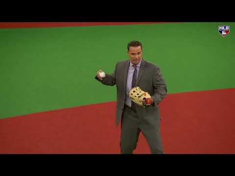 Видео: Основы третьей базы с Майком Лоуэллом