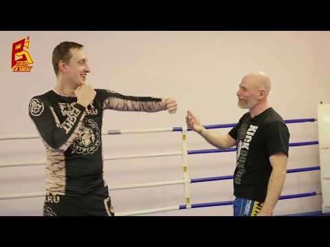 Видео: Левый боковой удар. Как бить хук, чтобы не было травм спины и плеч. Техника бокса