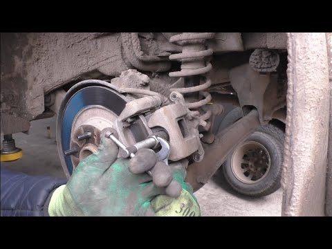Видео: Замена задних колодок на Mitsubishi ASX Мицубиси АСХ 1,8 2013 года