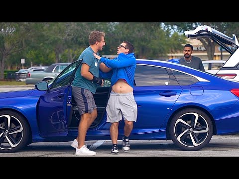 Видео: Розыгрыш с угоном машины незнакомца!