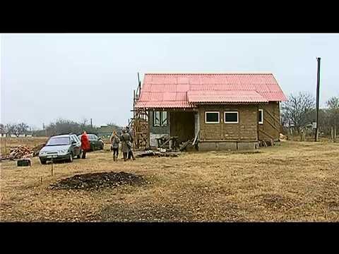 Видео: Полтавець Віктор Сребнюк будує собі дім із соломи.