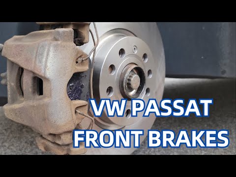 Видео: Как заменить передние тормоза Volkswagen Passat B7