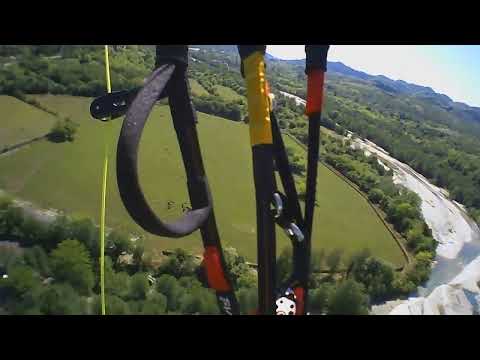 Видео: Приземление в компанию друзей туристов и парапланеристов.