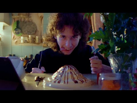 Видео: АСМР ЖРУ ТОРТ И СМОТРЮ ТЕЛИК