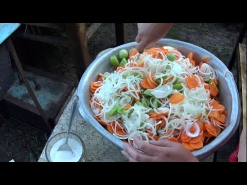 Видео: Вкусный рецепт салата из зеленых помидор на зиму / Рецепты из личной копилки