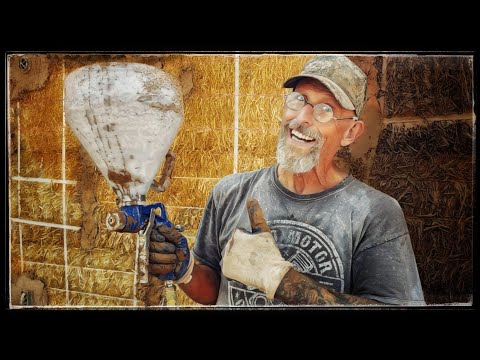 Видео: Нанесение глиняного шликера на стены нашего дома из соломенных блоков, не подключенного к электро...