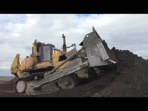 Видео: Гигантский бульдозер Четра Т 35 в работе часть 2