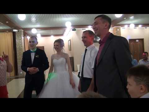 Видео: Ржачный свадебный конкурс молодожёнов с родителями