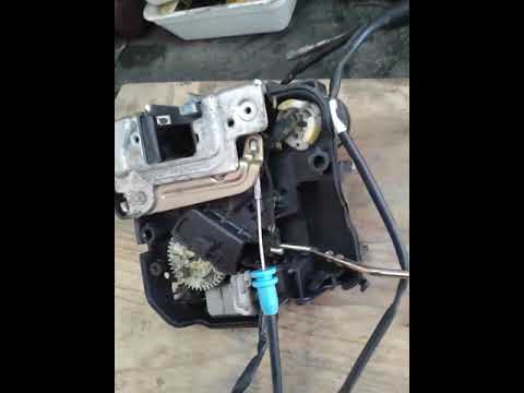 Видео: Ремонт замка двери мерседес W203 прыгает солдатик