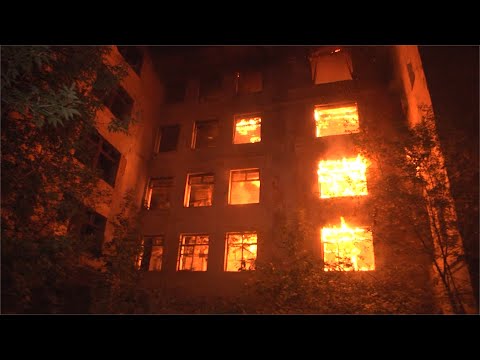 Видео: Кто дожигает главную заброшку Екб?