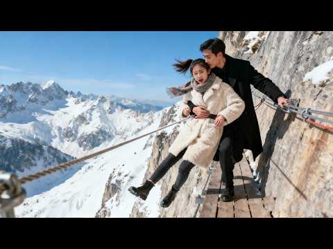 Видео: Девушка падает со скалы, но миллиардер спасает её и безмерно балует!