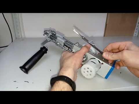 Видео: Тафтинг. Замена ножниц на толкатель. Вместо ворса - петля.   Tufting. Replacing scissors