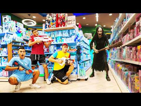 Видео: Поймали Танцующую Сербскую Леди в Магазине Игрушек!