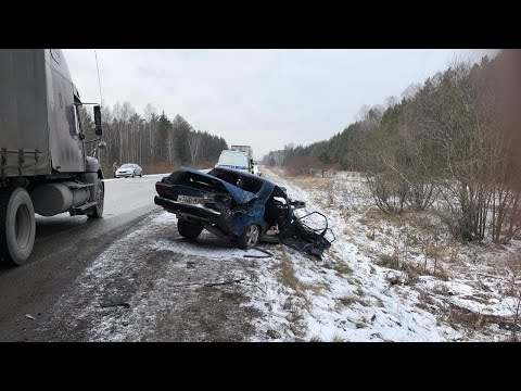 Видео: В Красноярском крае сотрудники полиции работают на месте смертельного ДТП в Емельяновском районе