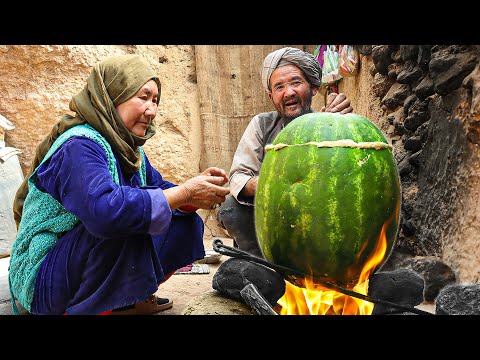 Видео: Курица в арбузе: рецепт куриного тушеного мяса от старых любовников || Деревня, как Афганистан