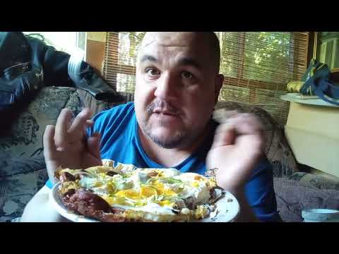 Видео: Обжор - яичница со шпикачками и микрозеленью