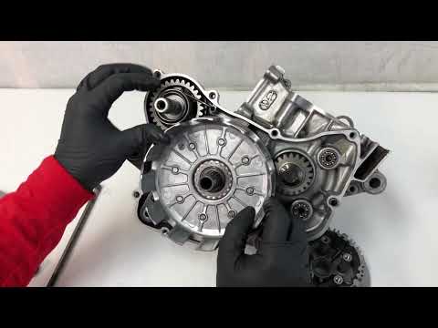 Видео: Ремонт нижней части 2003 cr125, часть 2