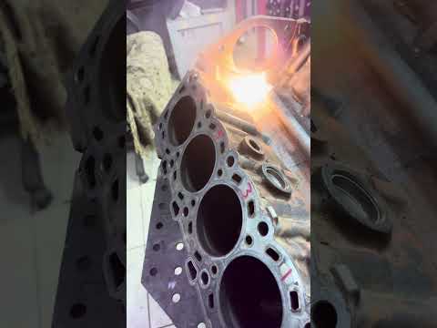 Видео: Чистка Vобразного чугунного блока лазером под покраску