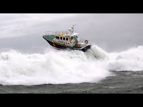 Видео: Морские волны VS. маленькие лодки