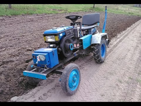Видео: Мототрактор Зубр вспашка плугом ПЛ4 ЧП Крючков.