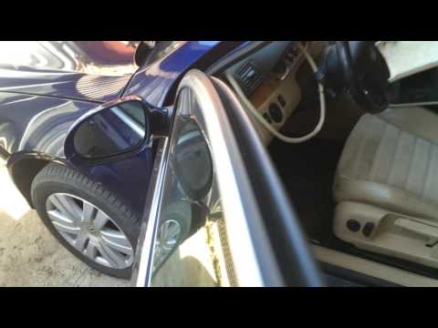 Видео: Чистим дренаж люка на Фольксваген Пассат Б6  2007 года  Volkswagen Passat B6