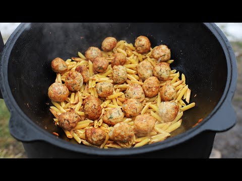 Видео: ЖАРЕНЫЕ МАКАРОНЫ С ФАРШЕМ В КАЗАНЕ НА КОСТРЕ