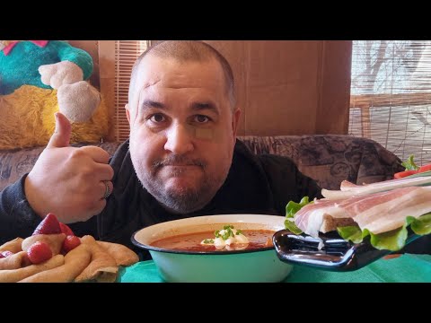 Видео: Обжор - борщ с салом | Мукбанг - блины с клубникой
