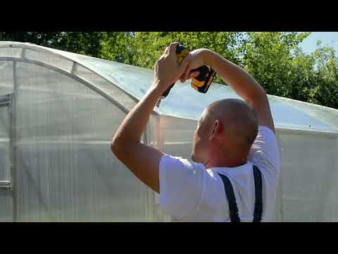 Видео: Сборка теплицы Урожай Прямостенная