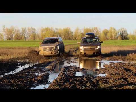 Видео: Cadillac Escalade(new)VS Chevrolet Tahoe 900 Кто круче месит грязь - внедорожный тест драйв!