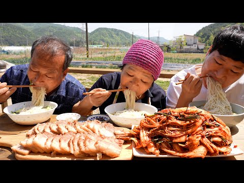 Видео: Свежее кимчи, вареная свинина и банкетная лапша - кулинарное шоу Мукбанг.