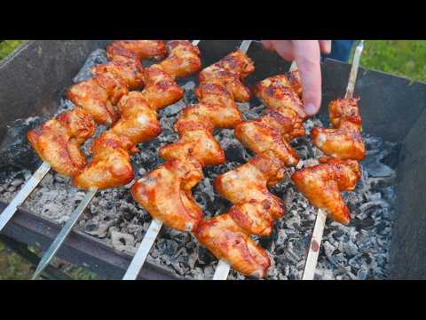 Видео: Сочные куриные крылышки на мангале. Как правильно нанизывать и мариновать - все секреты шашлыка