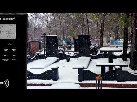 Видео: ДУШИ ОТВЕТИЛИ! Ветер ШЕПТАЛ на КЛАДБИЩЕ... День был МРАЧНЫЙ и МОКРЫЙ