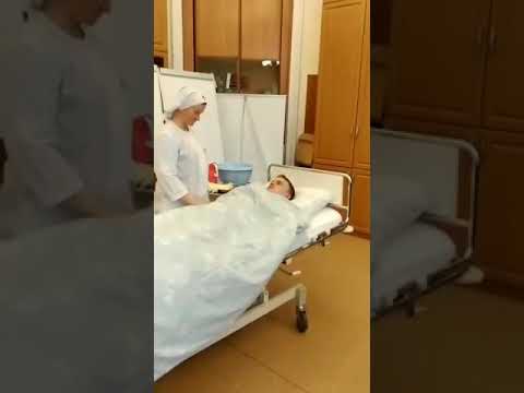 Видео: Мытьё пациента в постели