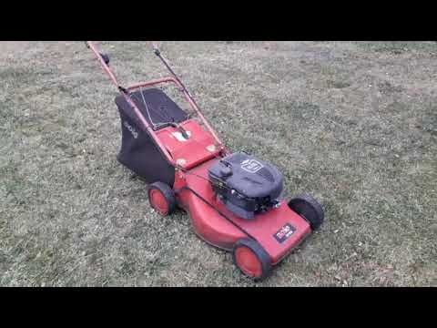 Видео: Уборка листьев с помощью газонокосилки Solo 551RX