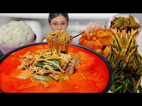 Видео: Острый Юккеджан с большим количеством маминого домашнего кимчи и говядины👍Spicy Beef Soup mukbang