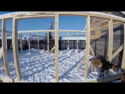 Видео: Продолжаю строить дом для коз.