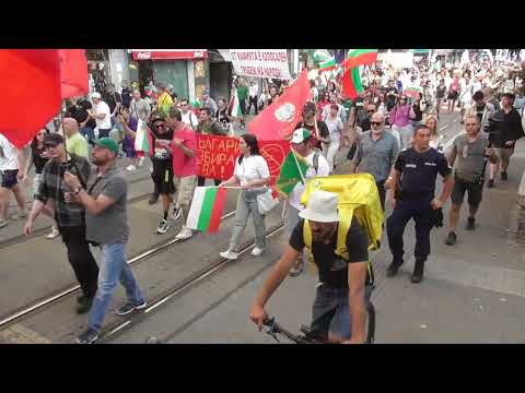 Видео: Протест Режимът си отива Левът остава! в гр. София ... Протестно шествие по ул. Граф Игнатиев