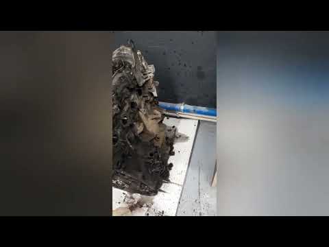 Видео: Зняття і заміна двигуна на Opel Vivaro 2.0 M9R